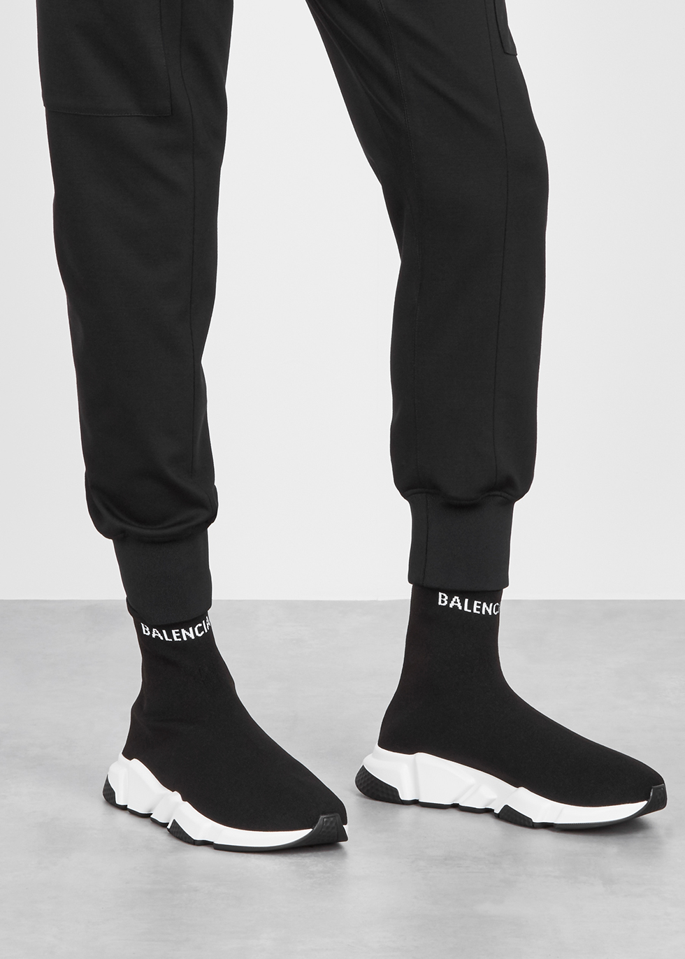 outfit balenciaga speed trainer